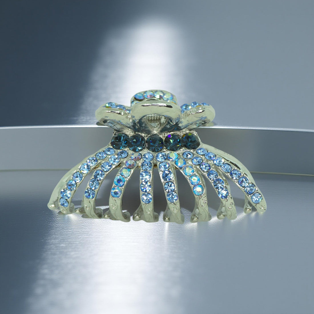 Haerime Aurefan Arc Claw in blue – sculpted claws and crystal details close-up