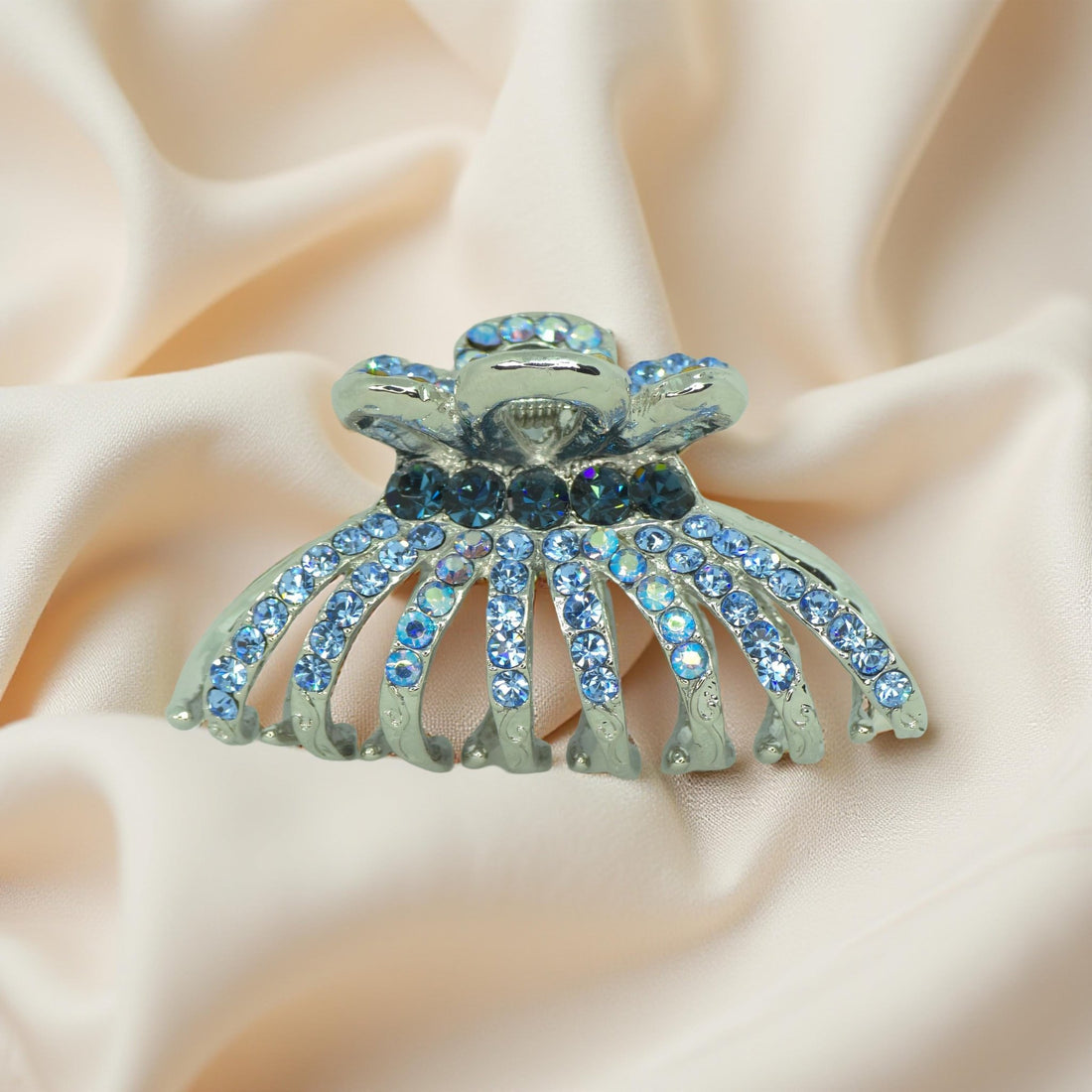 Blue crystal version of Haerime Aurefan Arc Claw – cool-tone fan jaw clip