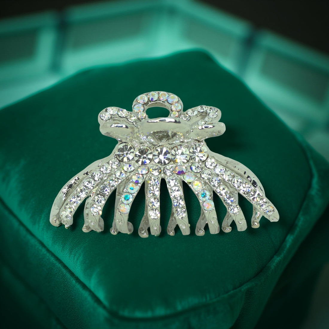 Clear crystal detailing on Aurefan Arc Claw – highlighting 10 claw structure