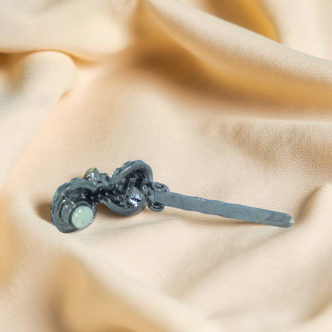 Back view of Haerime Chérie Clip in Black – hidden magnetic clasp and underside curve on neutral textile background