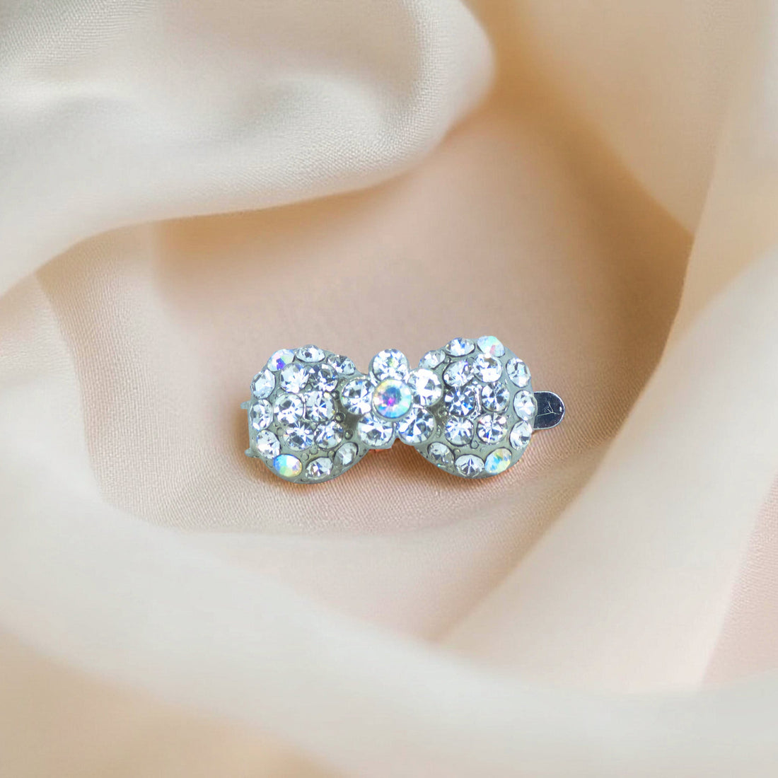Haerime Chérie Clip in Clear – close-up showing curved shape, pavé-set rhinestones, and reflective enamel finish