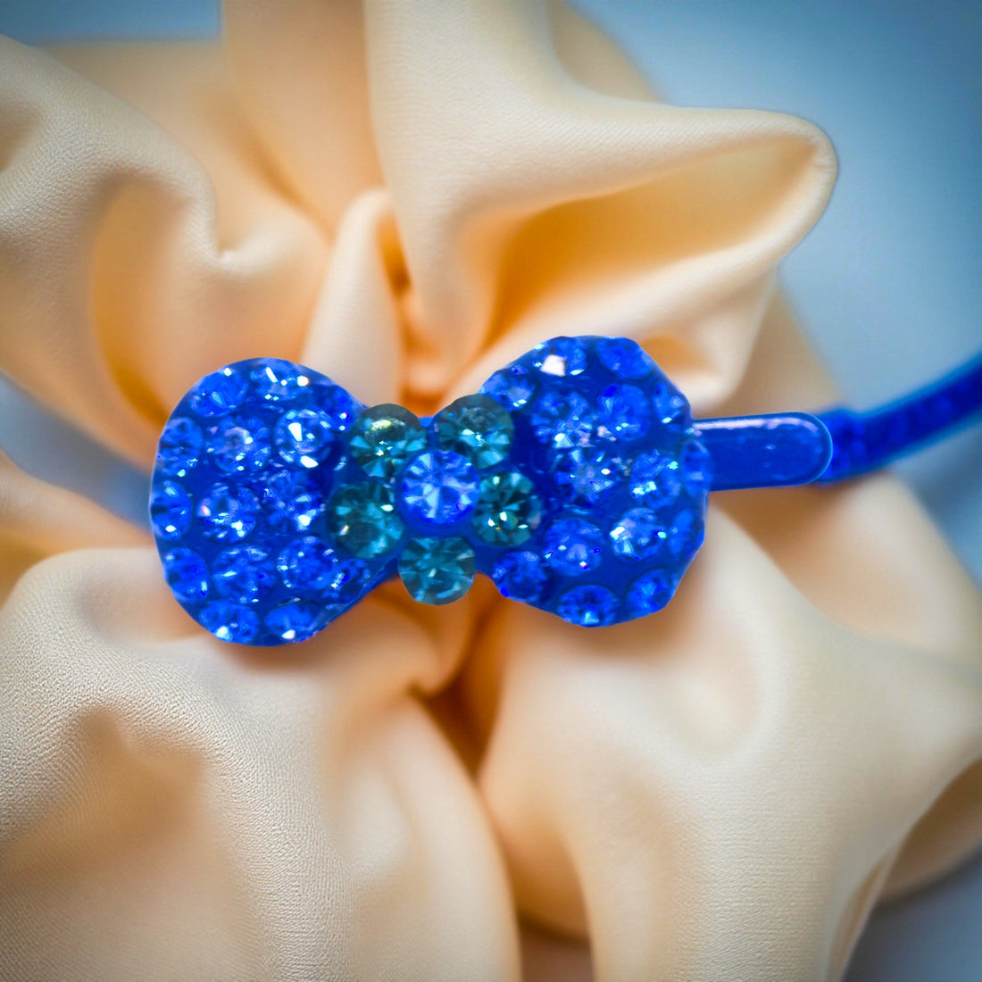 Sapphire version of Haerime Chérie Clip – magnetic mini bow hair clip with crystal detailing