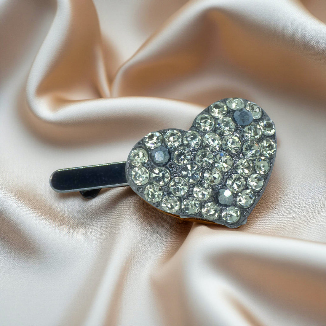 : Haerime CoeurClip in Black – close-up showing curved sculpted form and pavé rhinestone surface