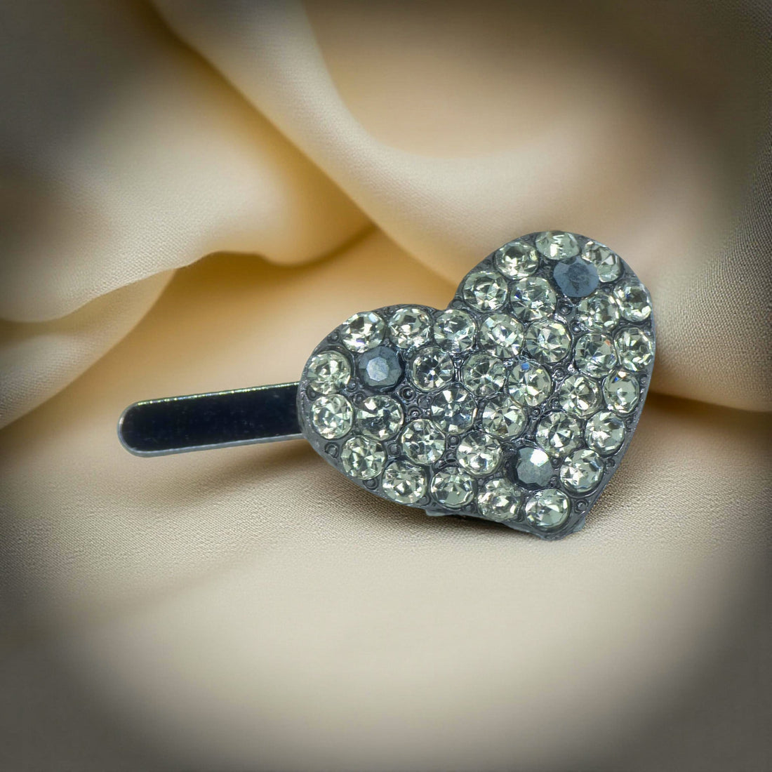 Black version of Haerime CoeurClip – magnetic heart-shaped mini barrette with crystal coating