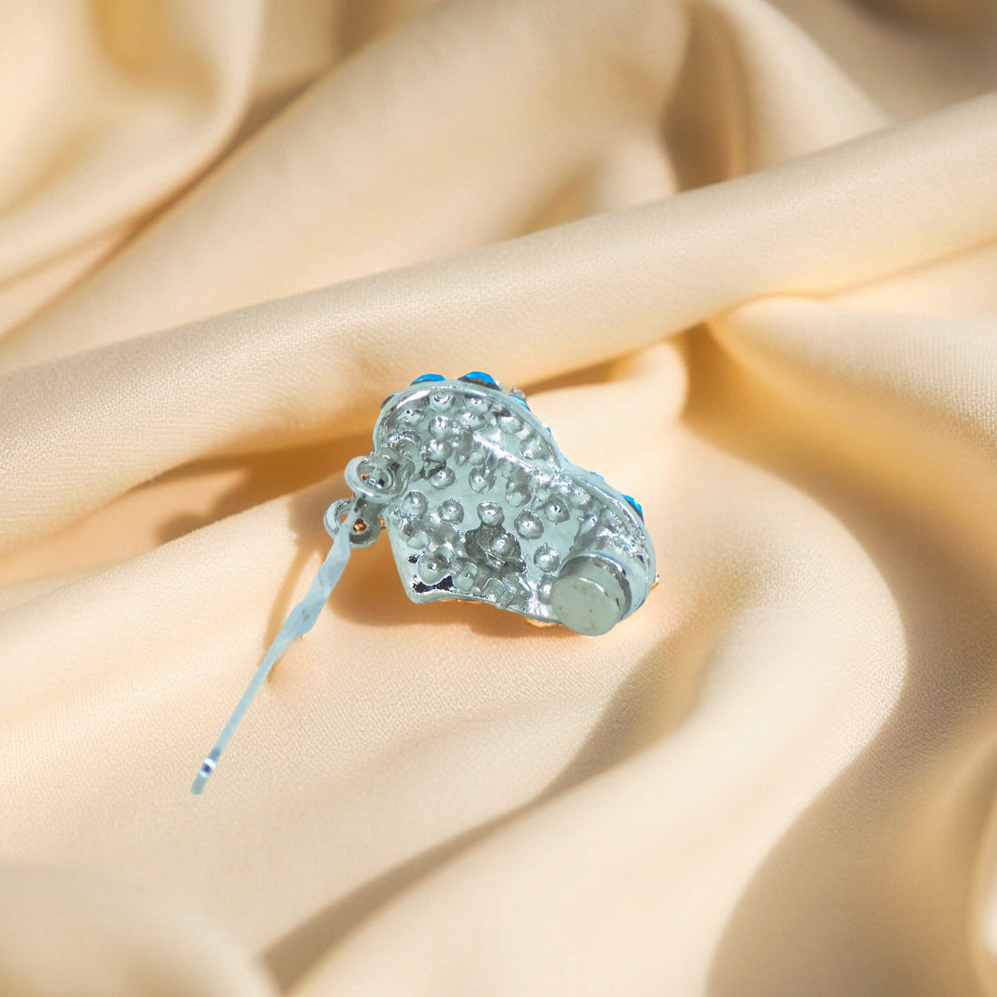 Back view of Haerime CoeurClip in Blue Zircon – no-hinge magnetic clasp on sculpted heart form