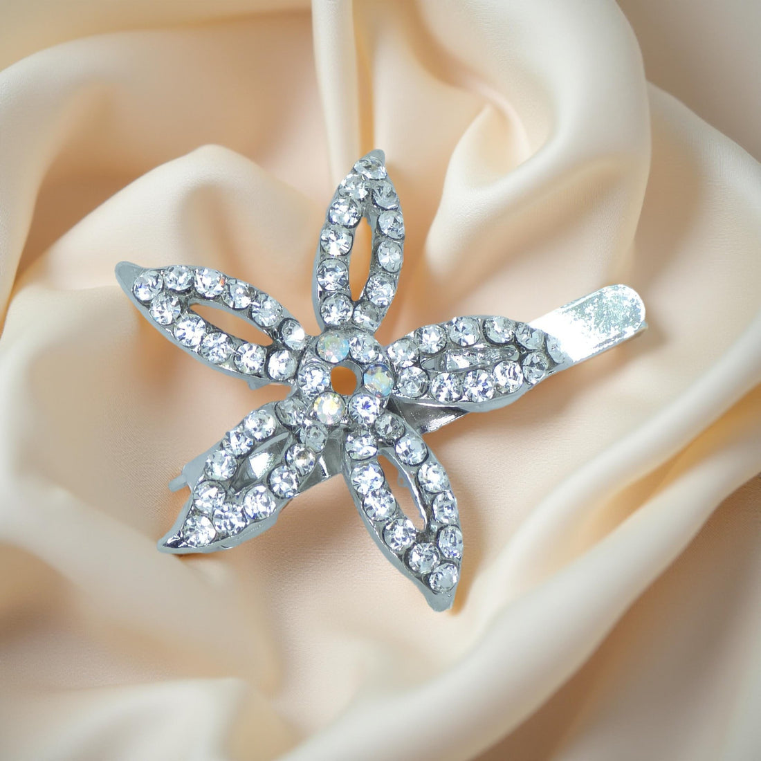 Haerime LilyGleam Clip in Clear – close-up of transparent petals and delicate structure, ideal for bridal styling