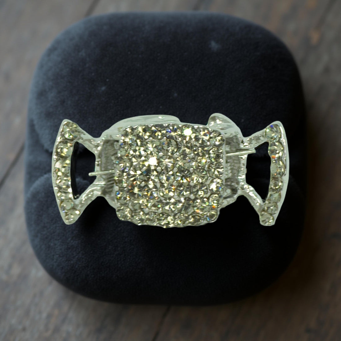 Haerime LumiClasp Mini in Black – close-up of black pavé crystals and silver-tone spring hinge