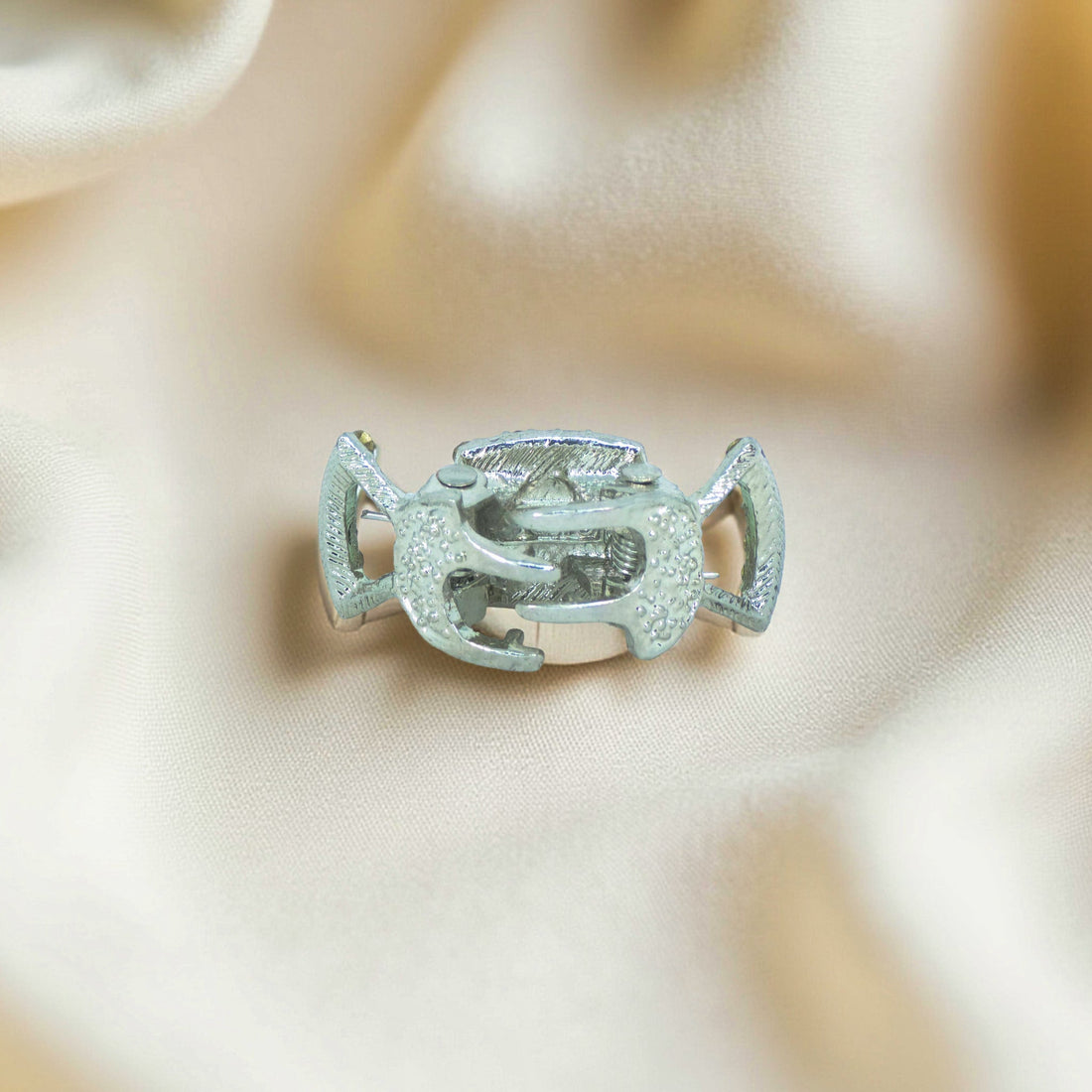 Haerime LumiClasp Mini in Clear – reverse view showing mini jaw clasp structure with gunmetal finish