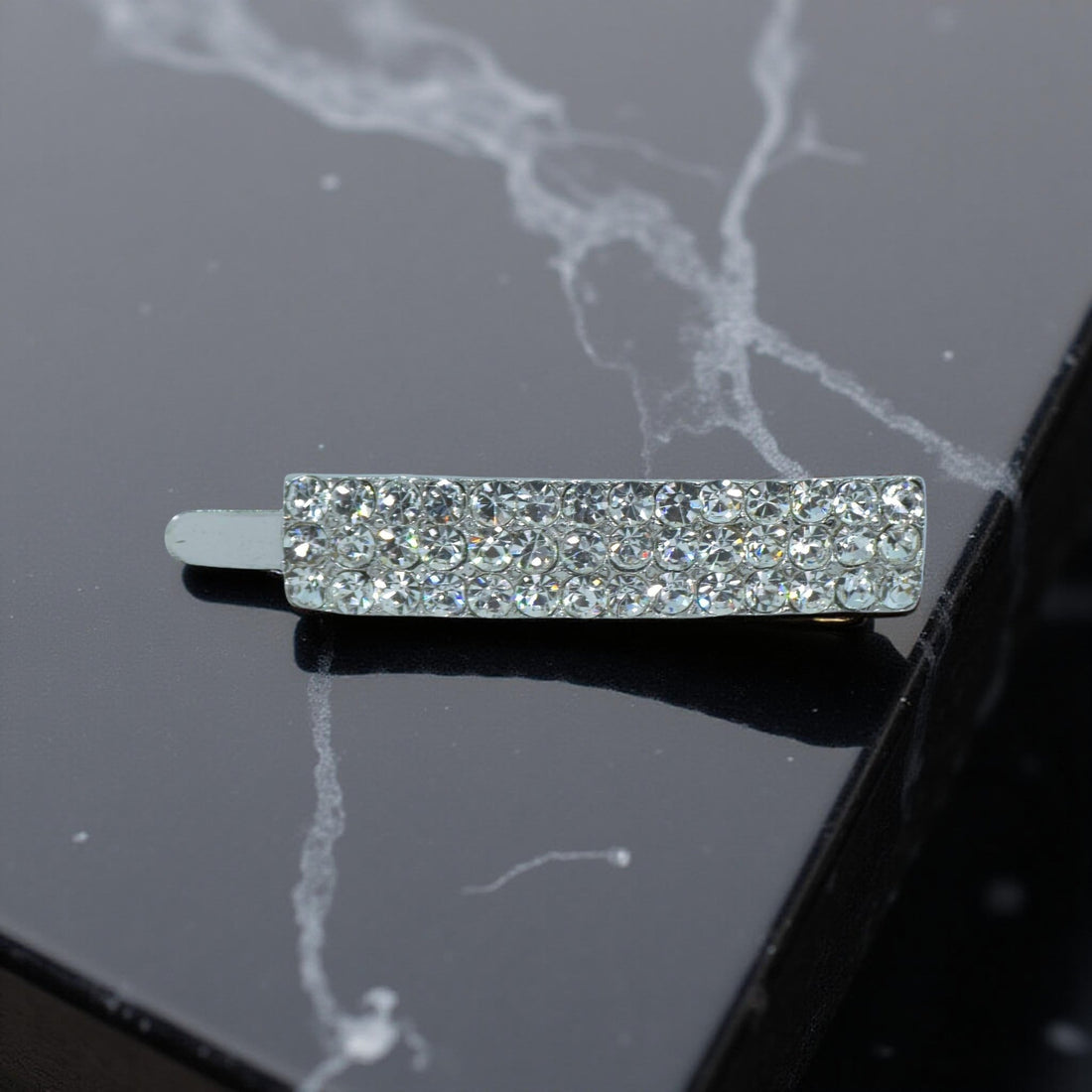 Haerime Magnetta Snap Clip in Black – close-up showing jet black crystal bar and magnetic clasp detail on matte background