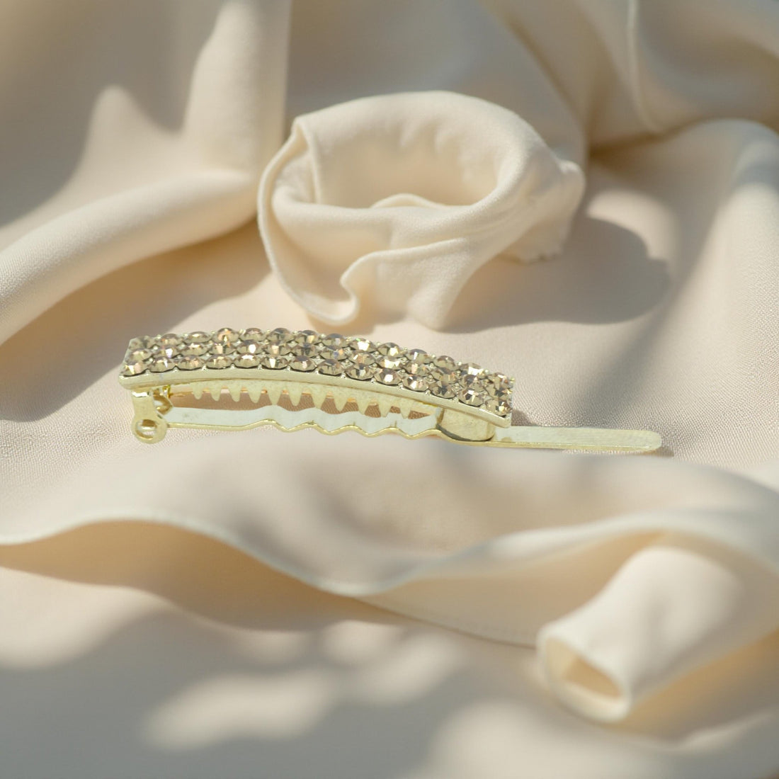 Haerime Minette Magnet Clip in Amber – side profile of clip showing magnetic clasp curve and amber brilliance