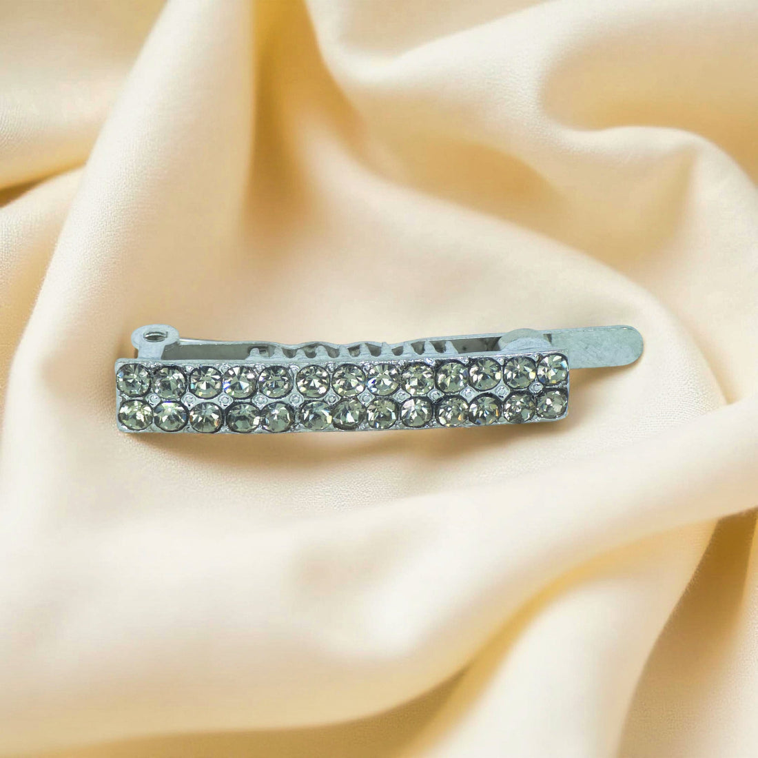 Haerime Minette Magnet Clip in Jet Black – close-up of pavé-set onyx crystals with low-profile magnetic closure