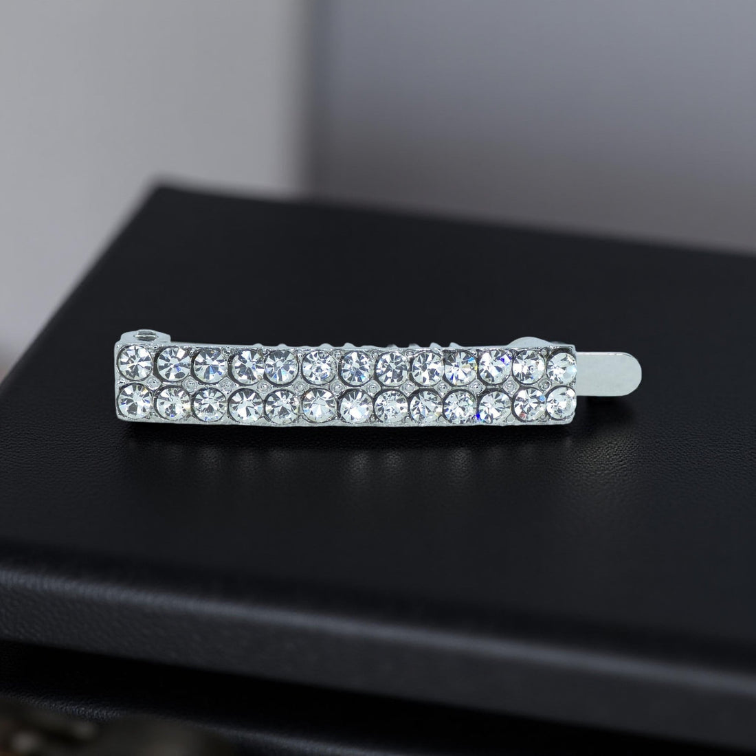 Haerime Minette Magnet Clip in Clear – top-down view highlighting icy sparkle on structured magnetic bar