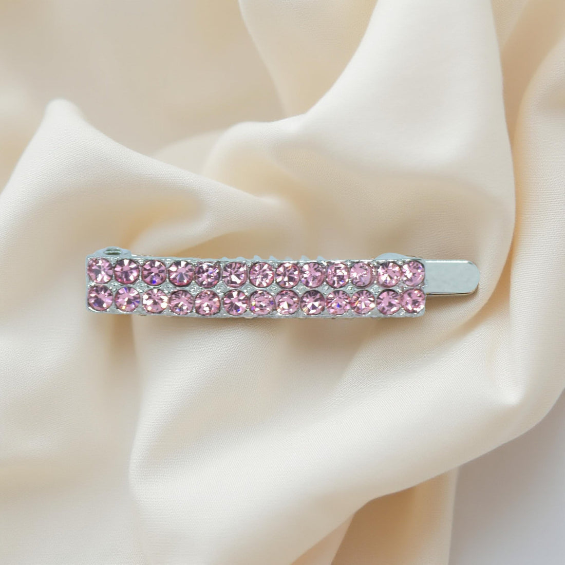 Haerime Minette Magnet Clip in Pink – close-up of curved pink crystal rows and seamless magnetic clasp on ivory background