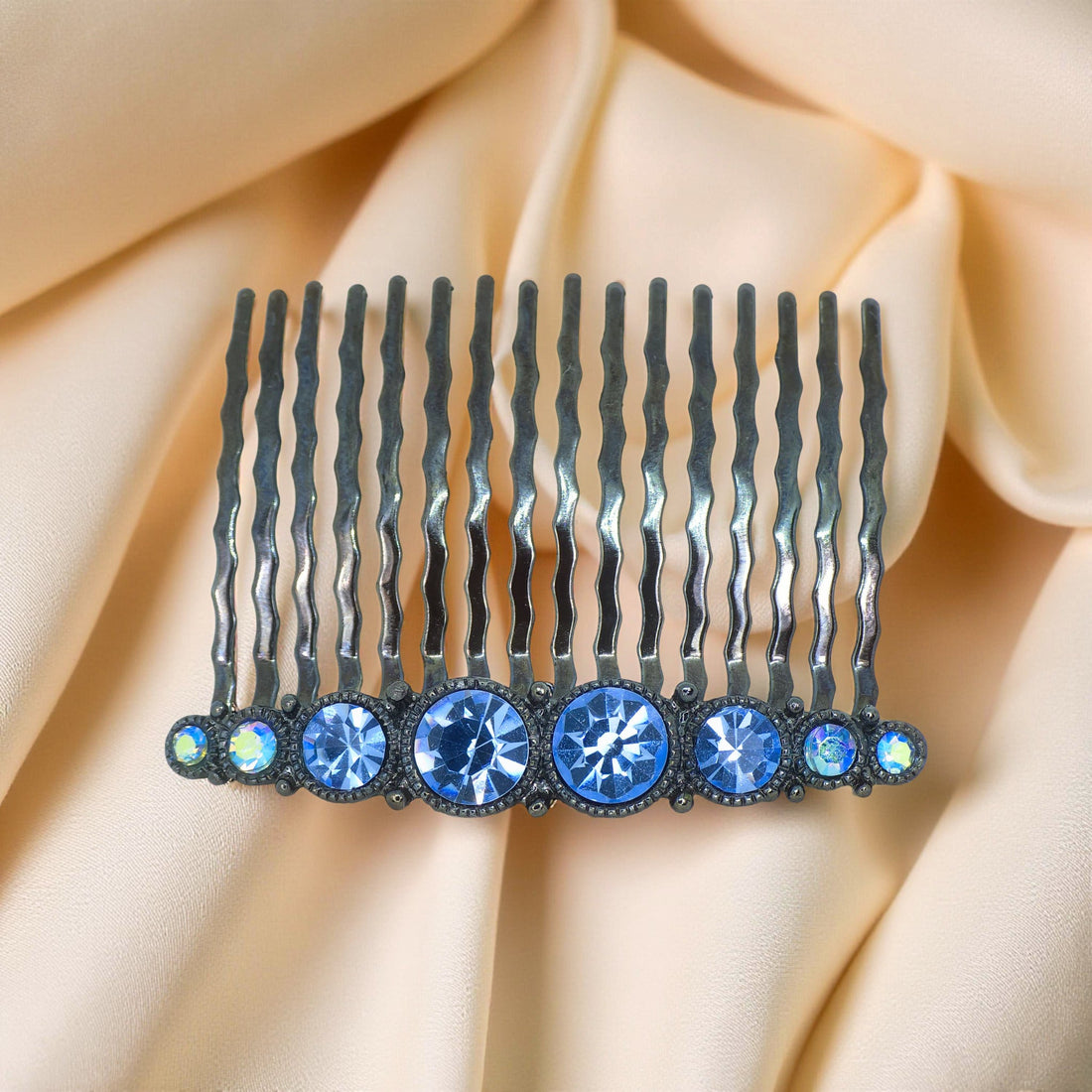 Haerime Ornette Classic Comb in Blue – zoomed view of bezel-set blue crystals and gently waved prongs