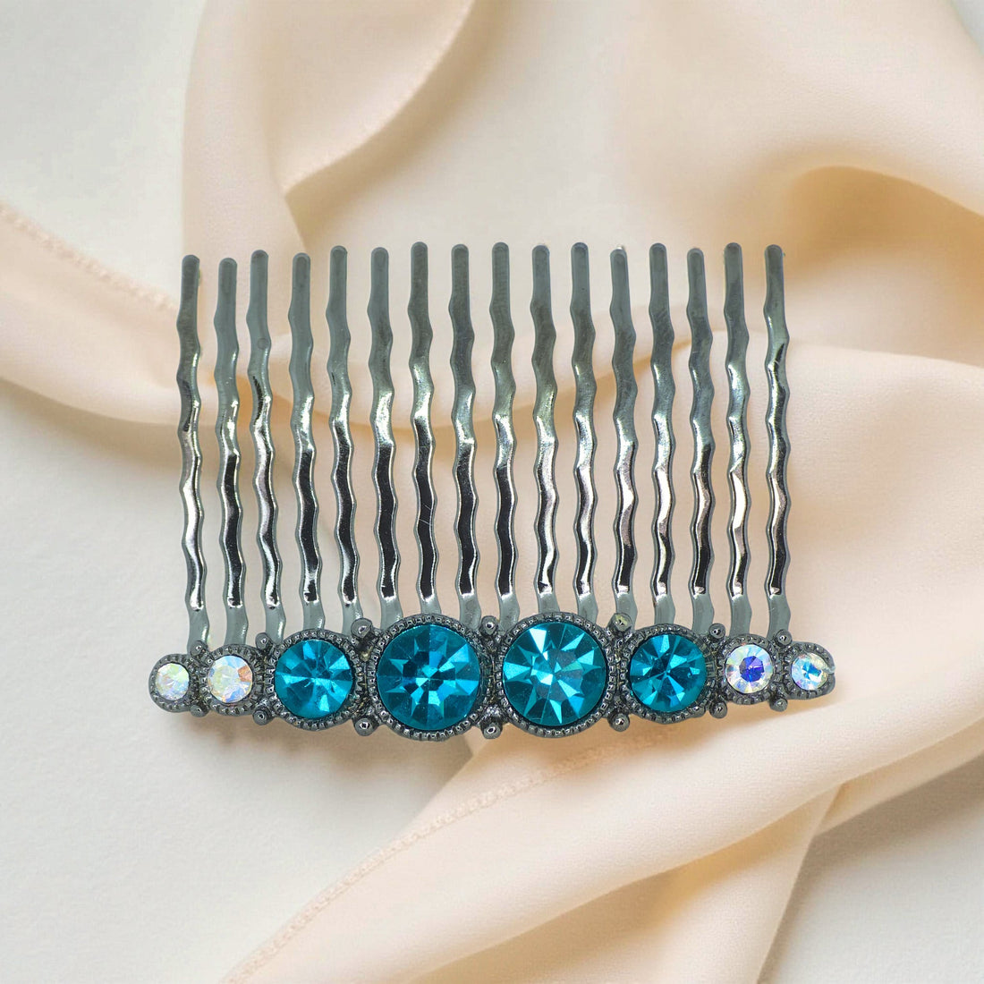 Haerime Ornette Classic Comb in Blue Zircon – turquoise-tone crystal bar with curved teeth and reflective finish