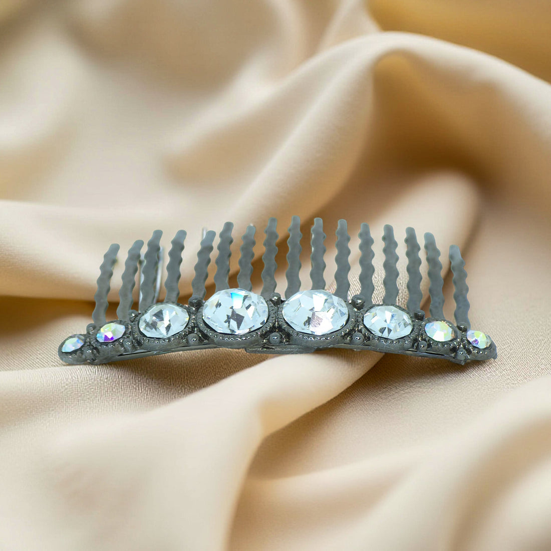 Haerime Ornette Classic Comb in Clear – diagonal view capturing bright symmetry and wave teeth grip