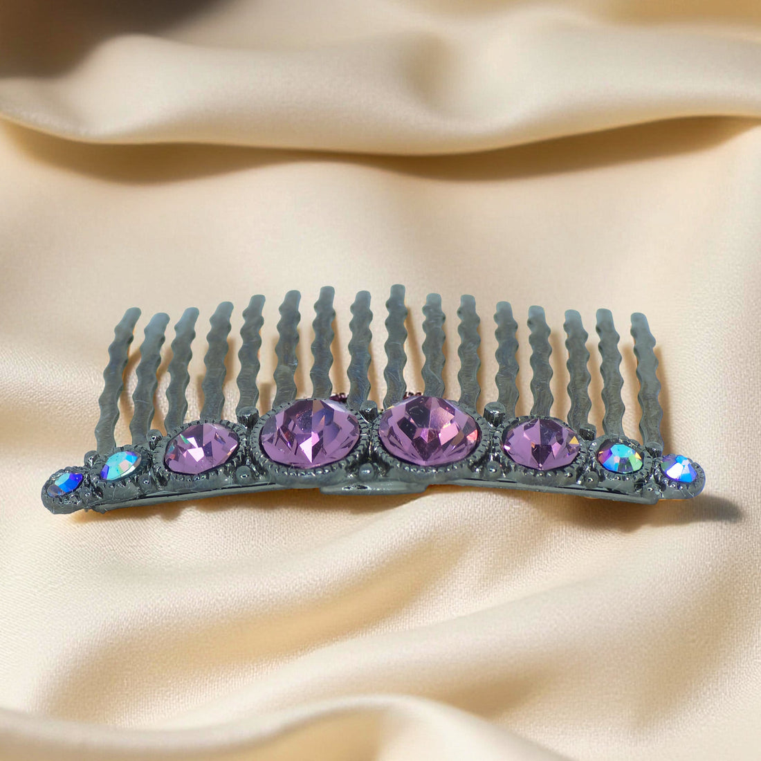Haerime Ornette Classic Comb in Purple – diagonal close-up capturing graduated stone row and curved metal framing