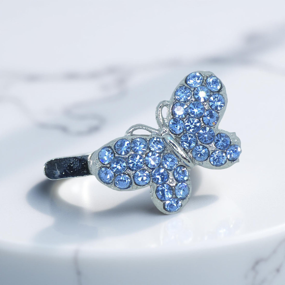 Haerime Papillon Éclat Clip in Blue – close-up highlighting deep blue pavé crystals and silver-toned butterfly wings