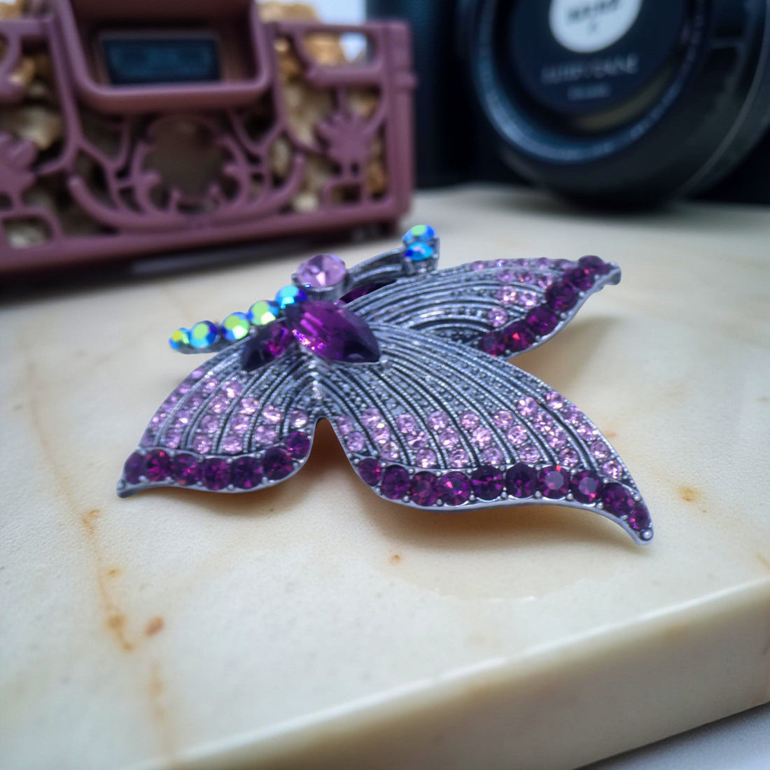 Haerime Papillora Twin Comb in Purple – side view of sculpted butterfly comb on black acrylic tray with soft bounce light