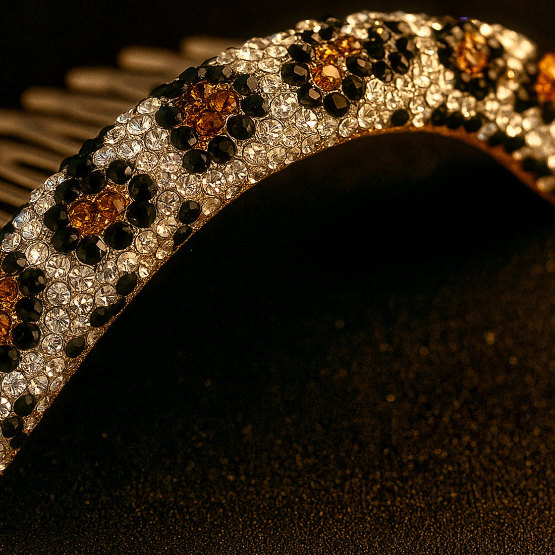 Haerime Velvette Arc in Golden Leopard – macro of golden leopard pattern pavé on glossy arched comb surface