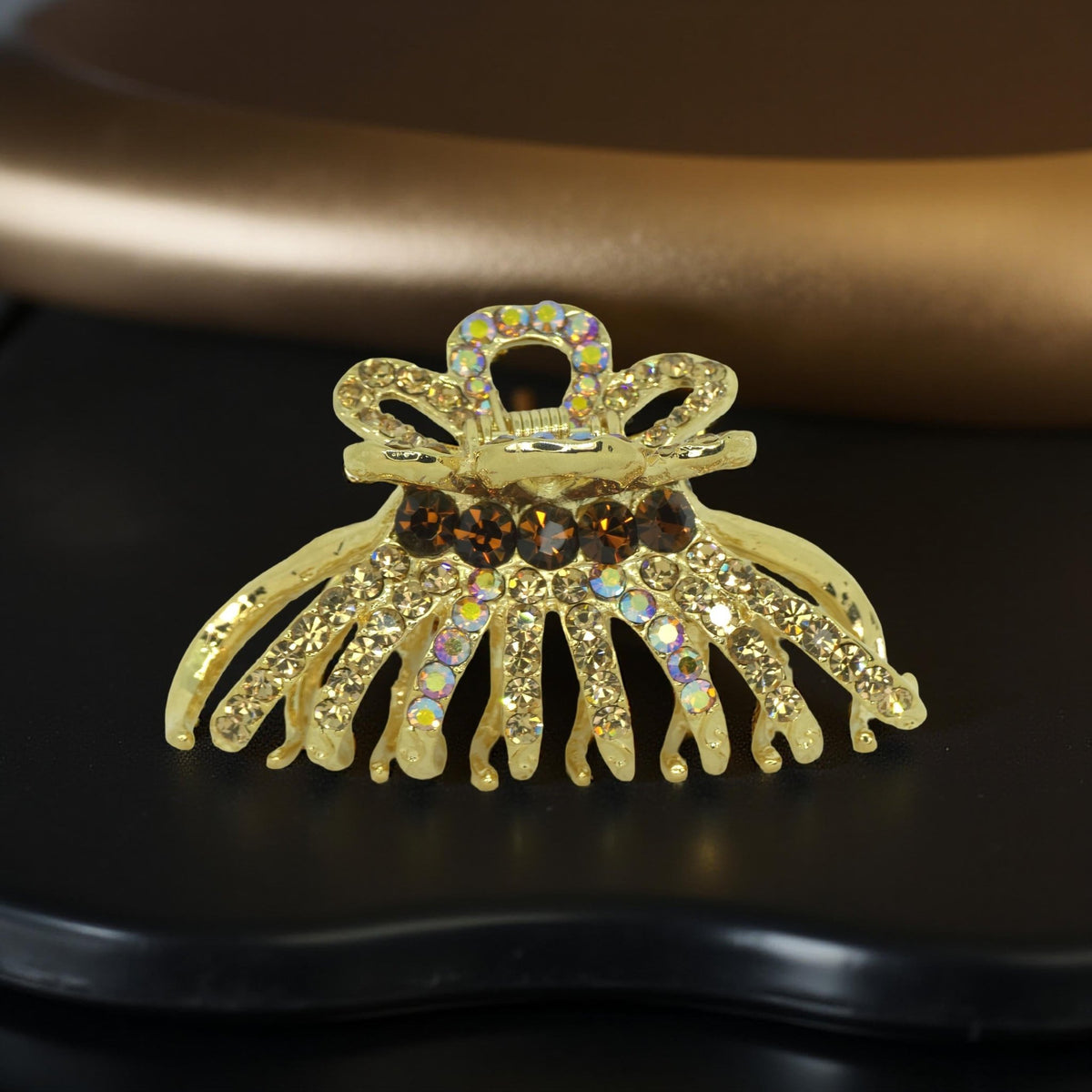 Aurefan Arc jaw clip, Amber color option, product view.