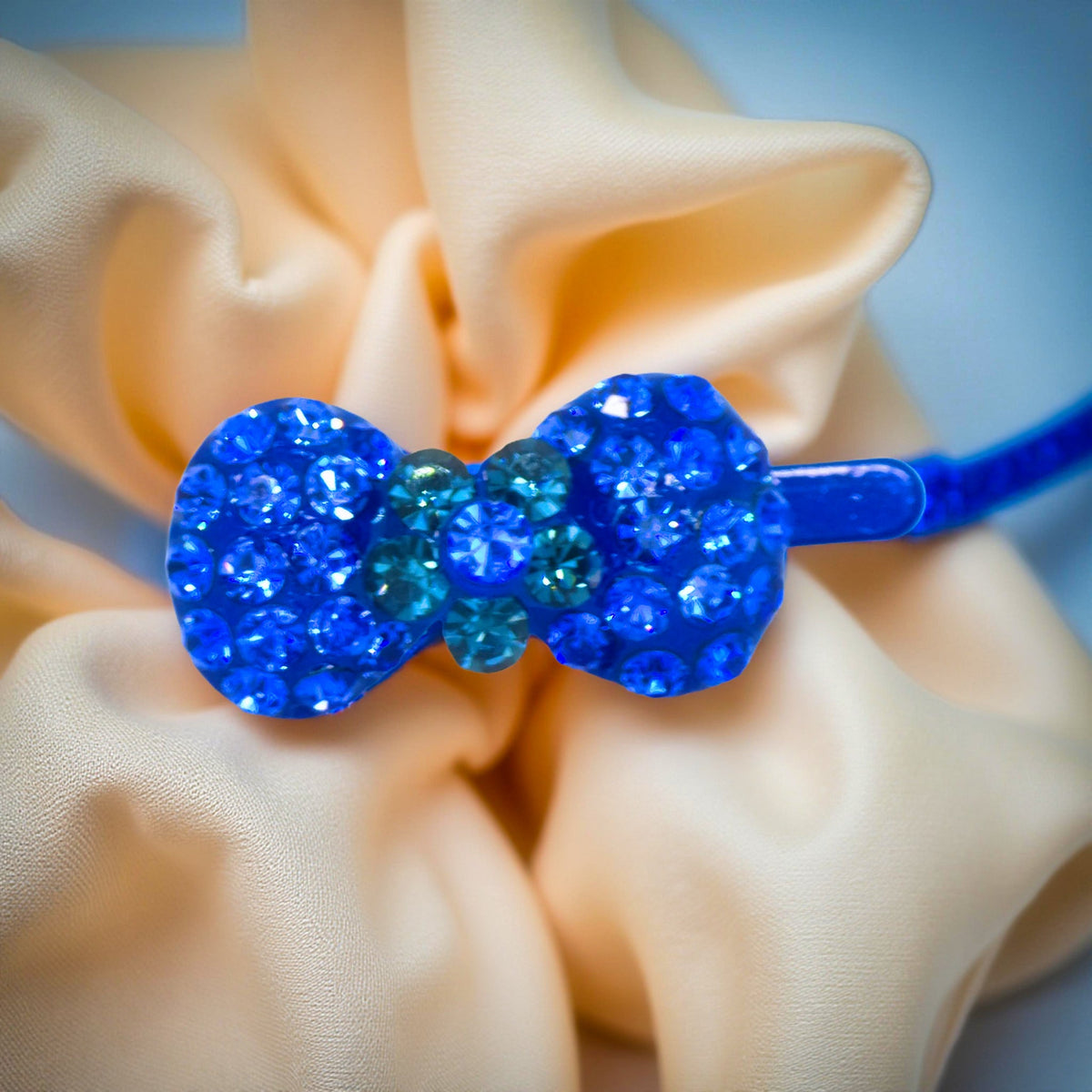 Sapphire version of Haerime Chérie Clip – magnetic mini bow hair clip with decorative detailing