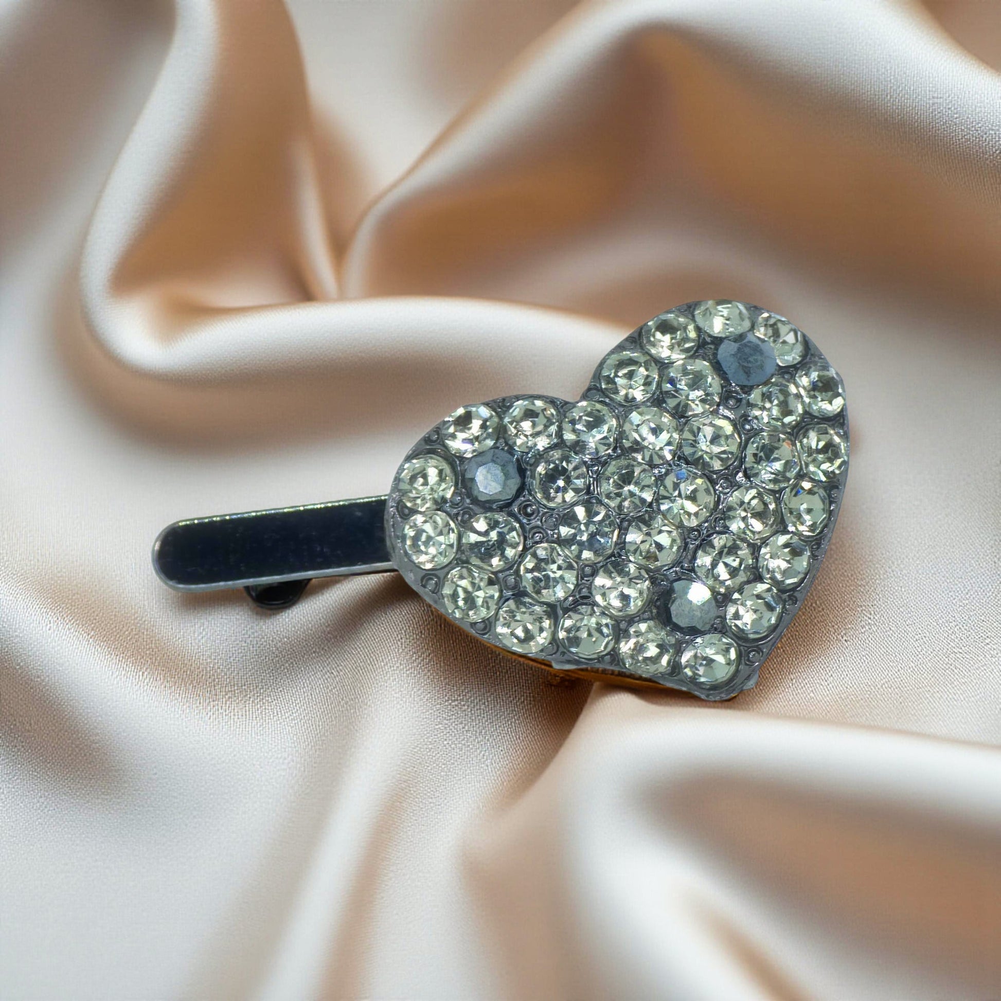 : Haerime CoeurClip in Black – close-up showing curved sculpted form and pavé rhinestone surface