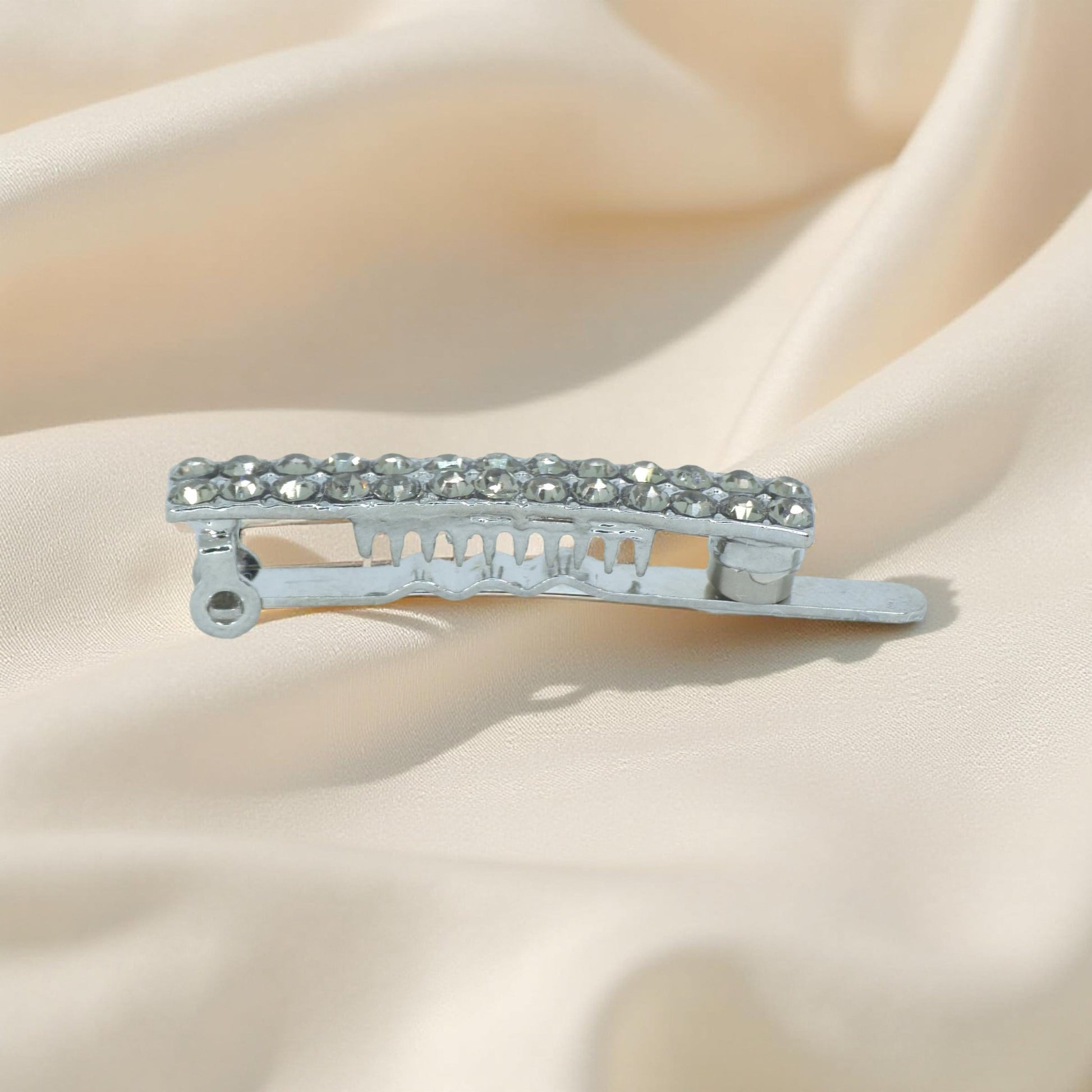 Haerime Magnetta Snap Clip in Black – side angle revealing magnetic bar structure and low-profile clasp design