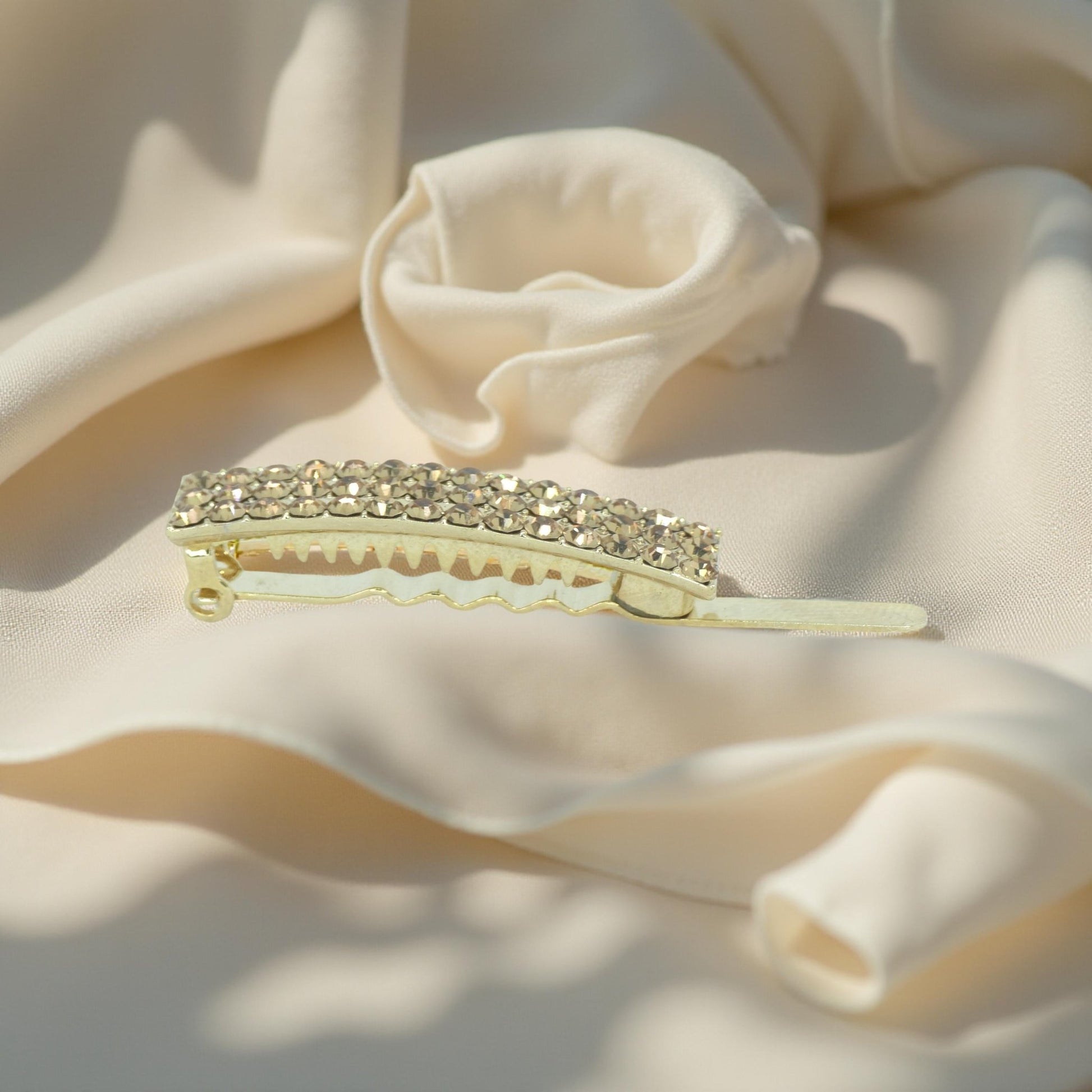 Haerime Minette Magnet Clip in Amber – side profile of clip showing magnetic clasp curve and amber brilliance