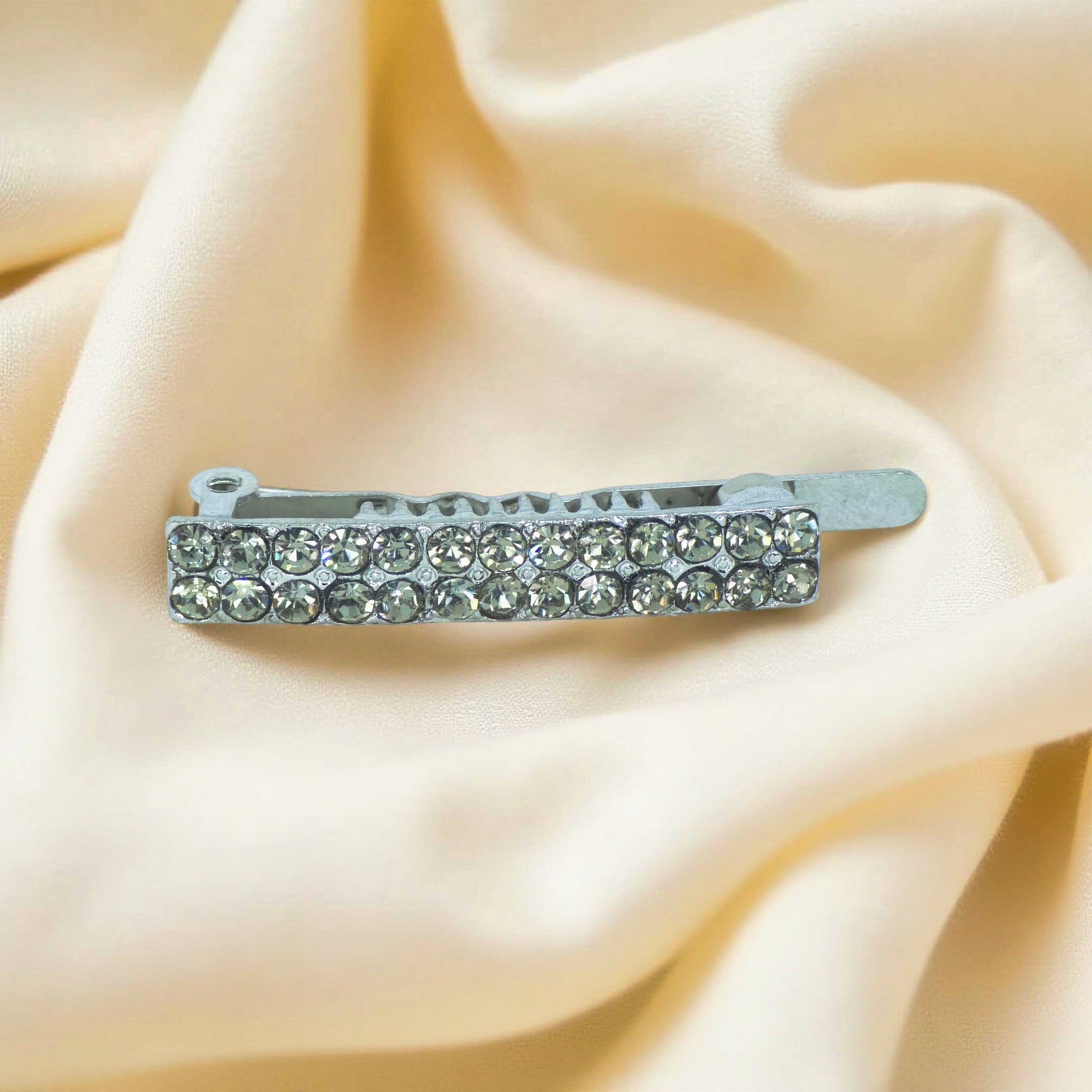 Haerime Minette Magnet Clip in Jet Black – close-up of pavé-set onyx crystals with low-profile magnetic closure