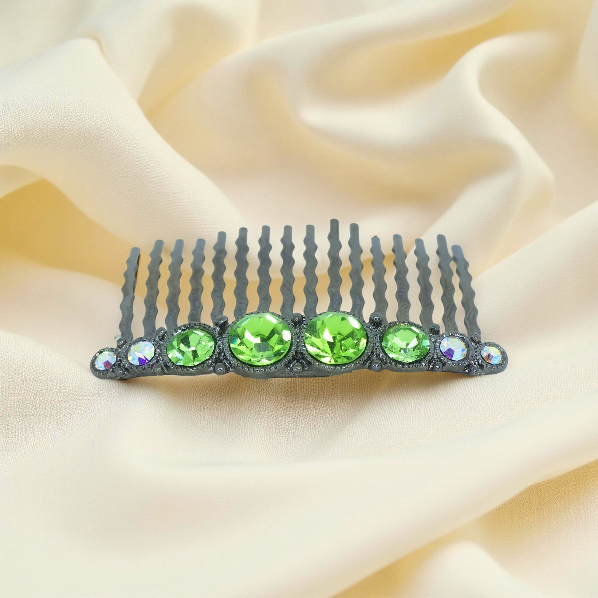 Haerime Ornette Classic Comb in Peridot – close-up of fresh green crystals and classic comb silhouette