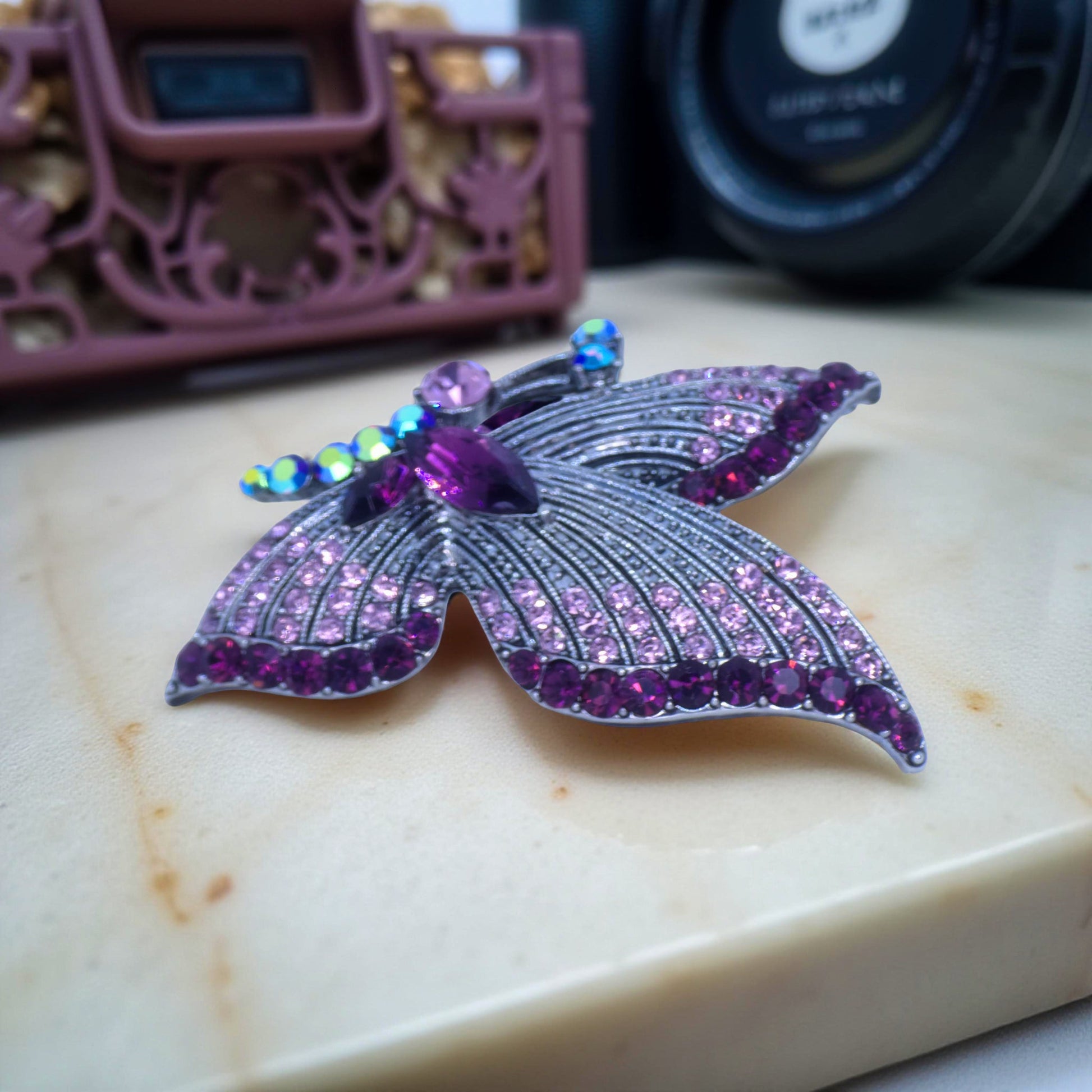 Haerime Papillora Twin Comb in Purple – side view of sculpted butterfly comb on black acrylic tray with soft bounce light